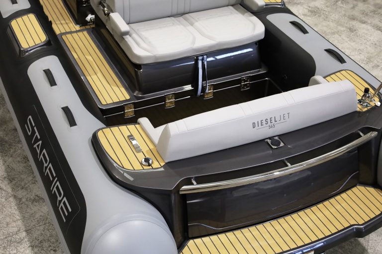 Disel Jet D565 - Scrubbed avec du mastic noir - Williams Jet Tenders