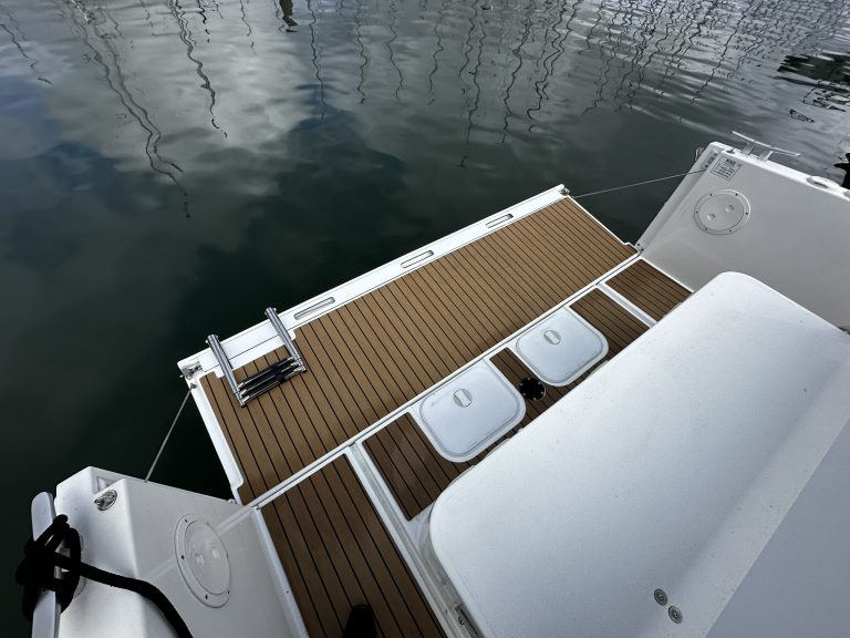 Ioxo 32 - Walnut avec calfeutrage noir - Pogo Structures