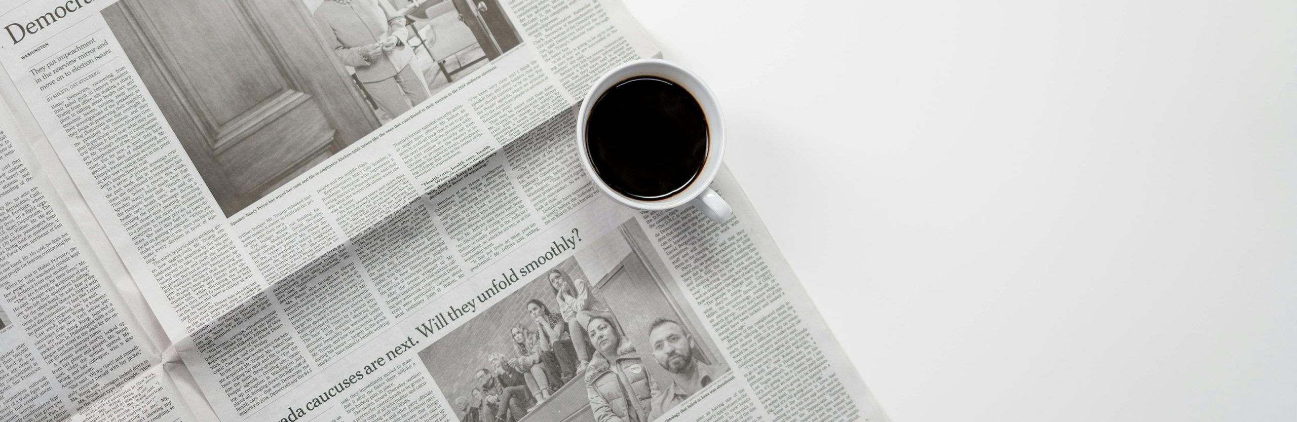 Un journal avec du café posé dessus.