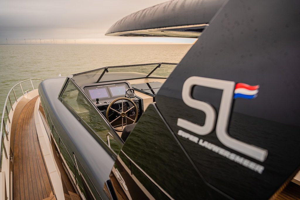 SLX54 pont latéral - Walnut avec calfeutrage noir - Super Lauwersmeer