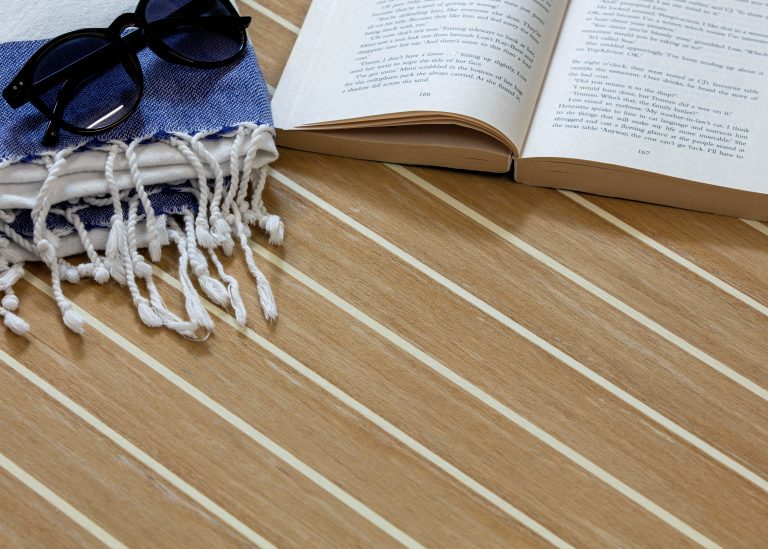 Scrubbed avec du mastic blanc et en train de se détendre - Flexiteek International Ltd