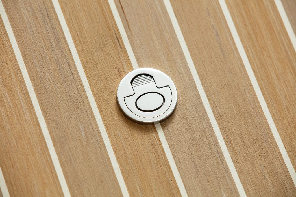 Tritone Scrubbed avec calfatage blanc et taquet - Flexiteek International Ltd