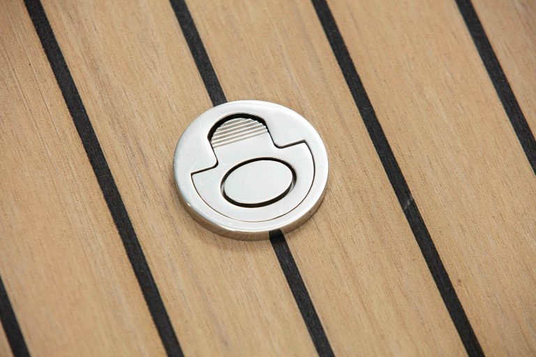 Bleached con calafataggio nero e galloccia - Flexiteek International Ltd