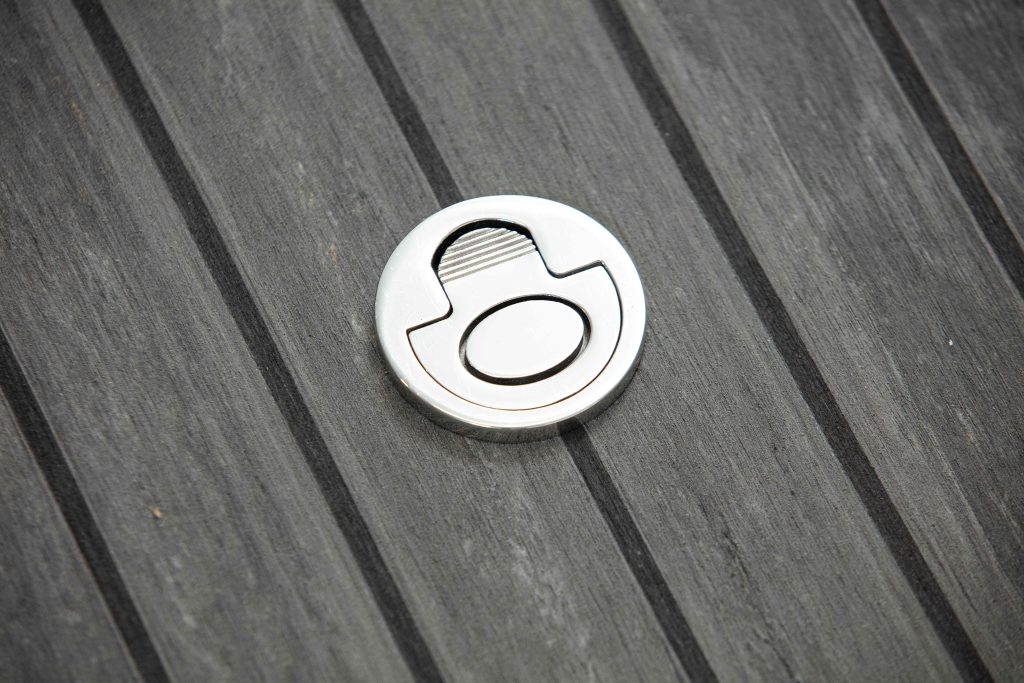 Charcoal con calafataggio nero e scelta di pesca 2 - Flexiteek International Ltd