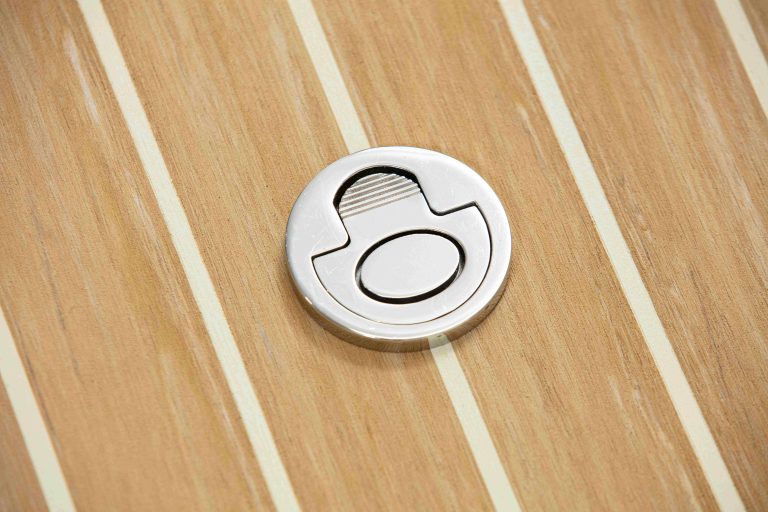 Scrubbed con calafataggio bianco e galloccia - Flexiteek International Ltd