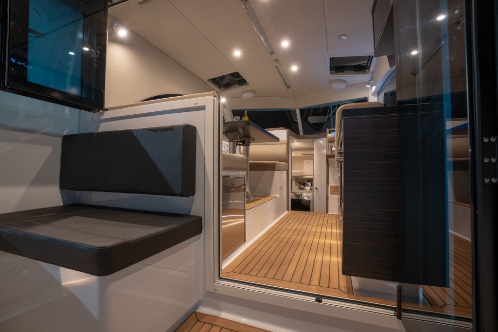 Semifly 36 interno - Teak con calafataggio nero - Dickey boats