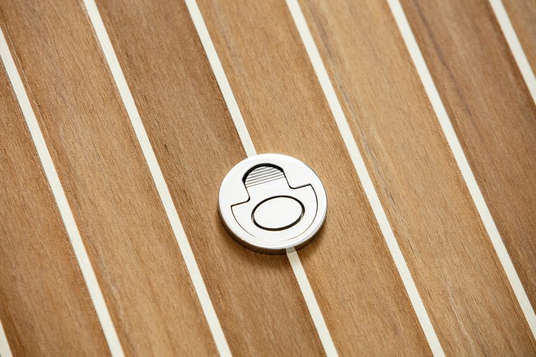 Tritone Teak con calafataggio bianco e gallocce - Flexiteek International Ltd