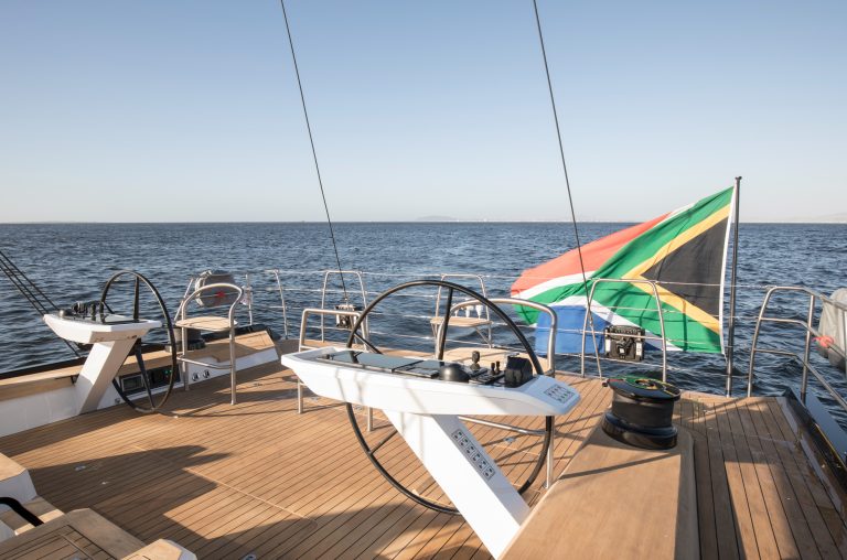 Ponte posteriore del Wolfhound_now Kiwayu - Teak con calafataggio nero - Southern Wind