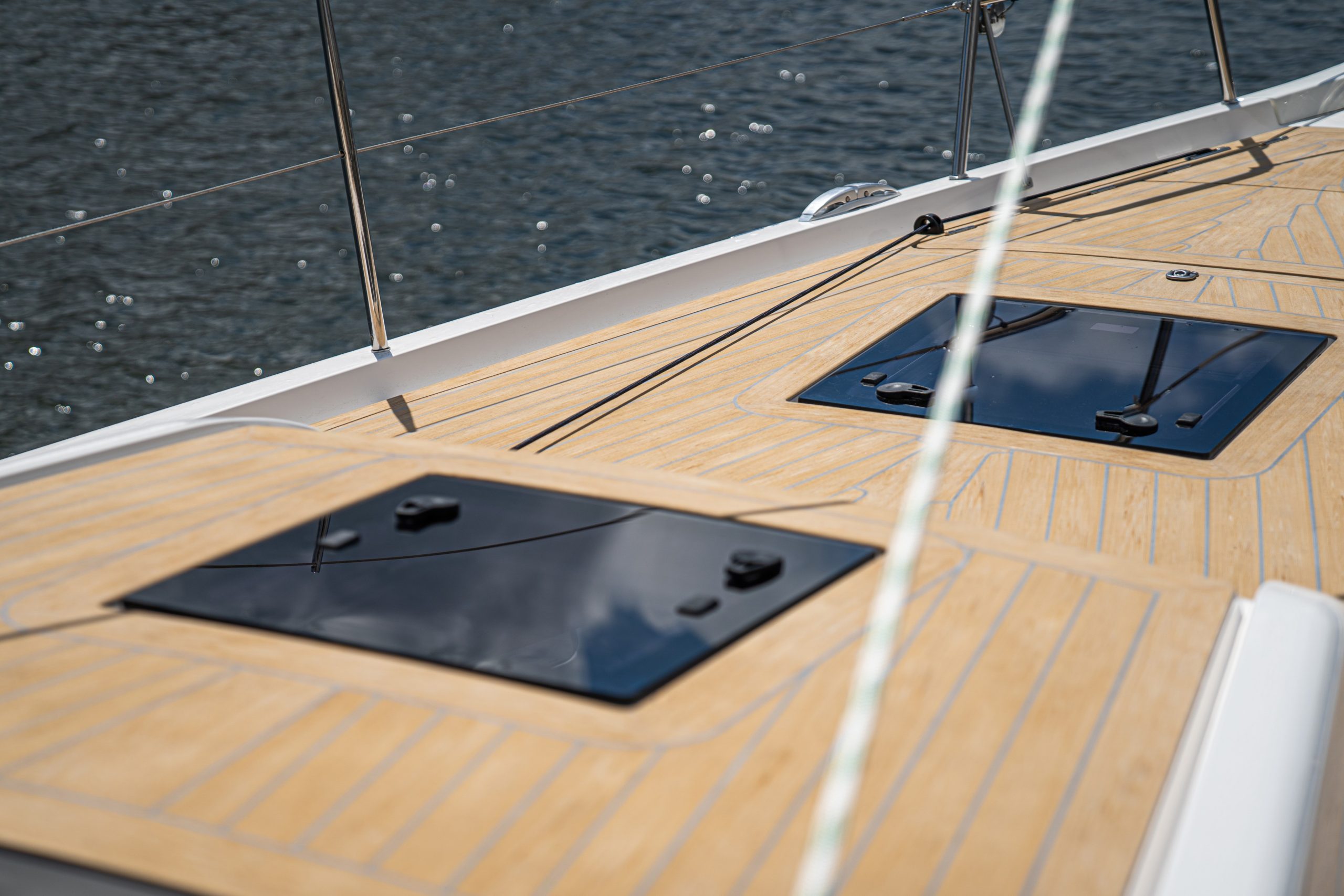 Prua di X-Yachts 40 - Scrubbed con calafataggio grigio - X-yachts