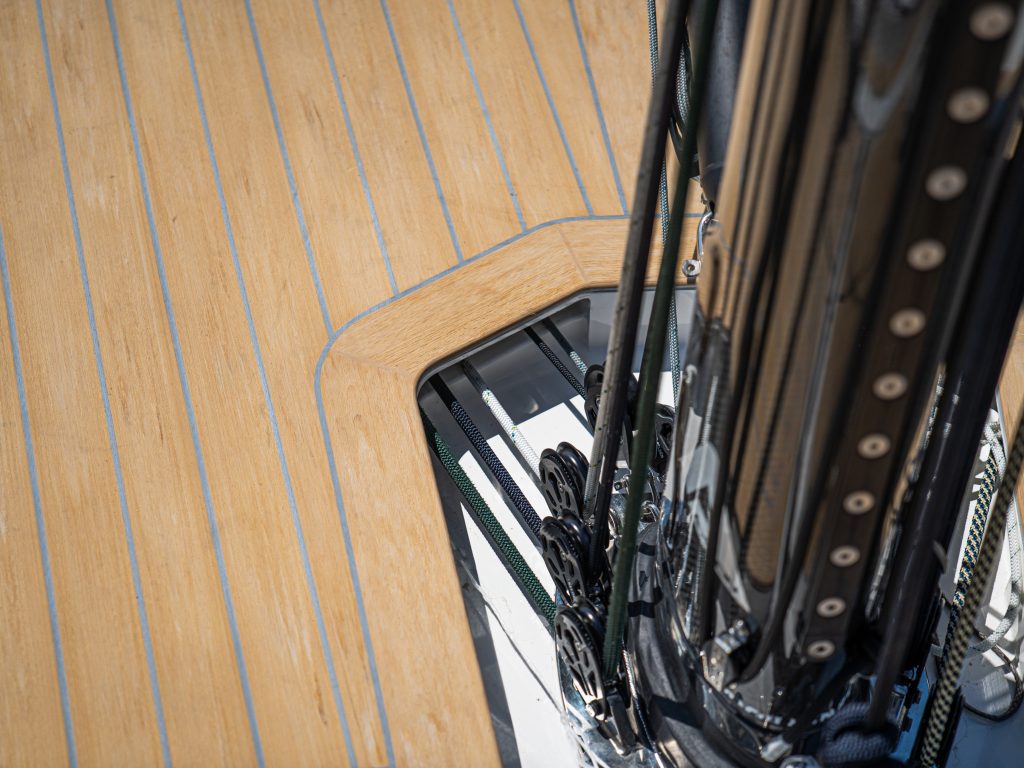 X-Yachts 40 primo piano - Scrubbed con calafataggio grigio - X-yachts