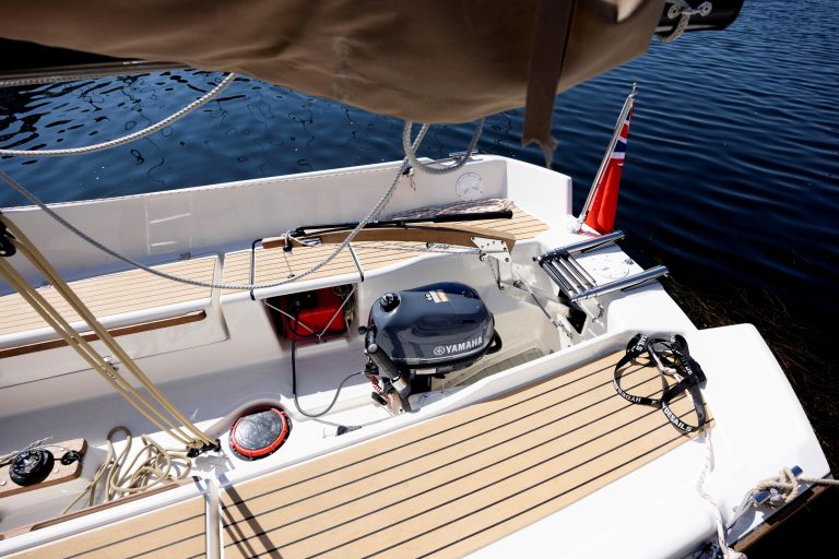 Andreas Lindlahr-båt - skrubbet med svart caulking - Swallow Yachts