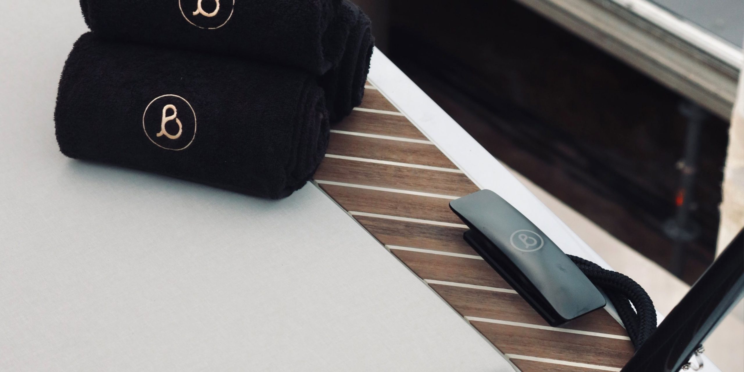 B-Craft utstyrt med Flexiteek Walnut med hvit fuging