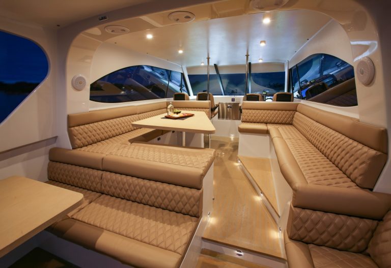 Catalyst 45 GT Scottie Road innvendig - Bleached med grå caulking - Llyod Stevenson Yachts