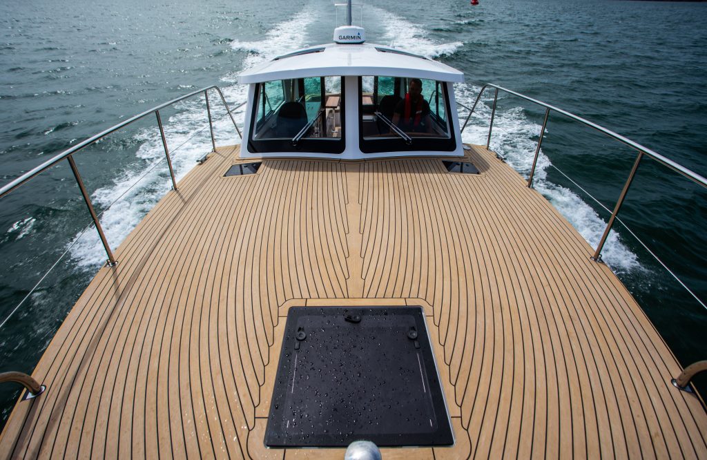 DALE 37 Valegro - Scrubbed med svart fugemasse - Dale Sailing