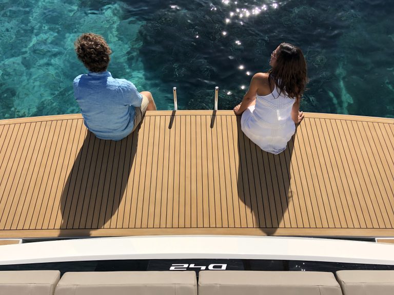 De AntonioYacht D50 Couple - Scrubbed med hvit caulking - De Antonio
