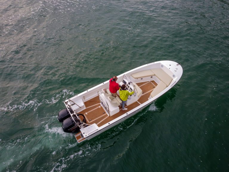 Fusion Power Boat - utstyrt med Walnut med svart fuging - Fusion