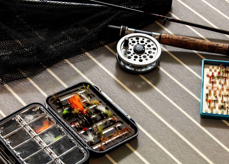Grå med hvit fuging og fiskeelement - Flexiteek Flexiteek International Ltd