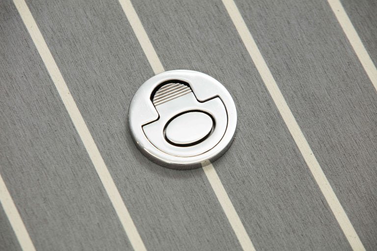 Grå med hvit fuging og kloss - Flexiteek International Ltd