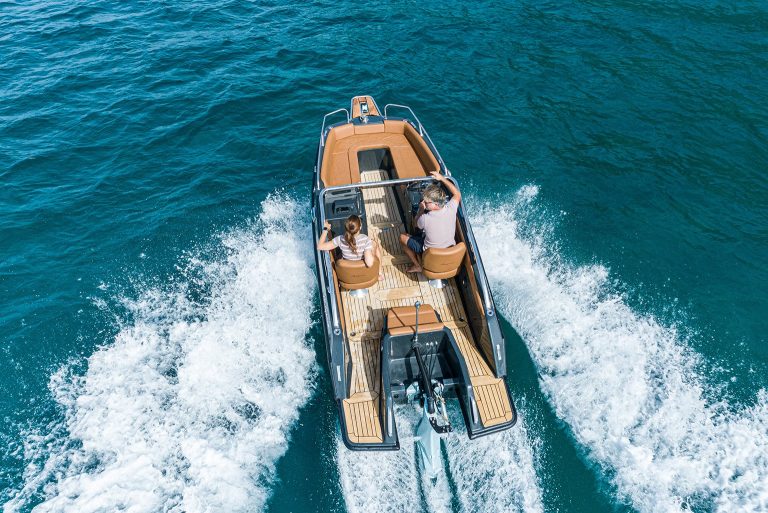 Magonis - Scrubbed med svart fugemasse - Magonis Electriv Boats
