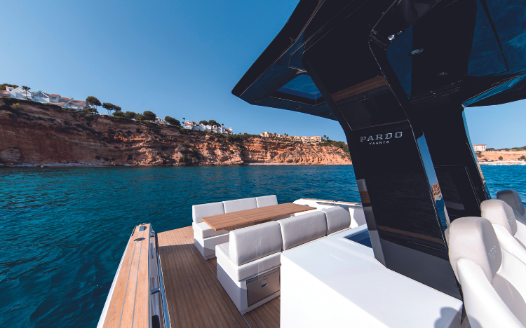 Pardo 38 - utstyrt med Flexiteek syntetisk terrassebord - Pardo Yachts