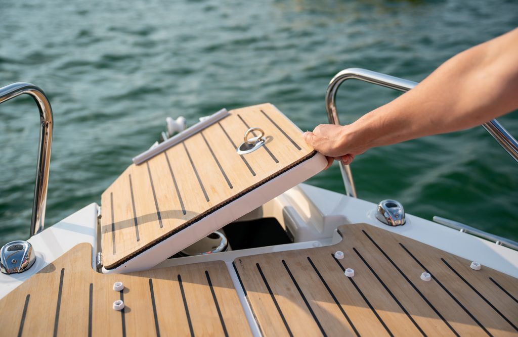 Quicksilver - Scrubbed med svart caulking - Brunswick