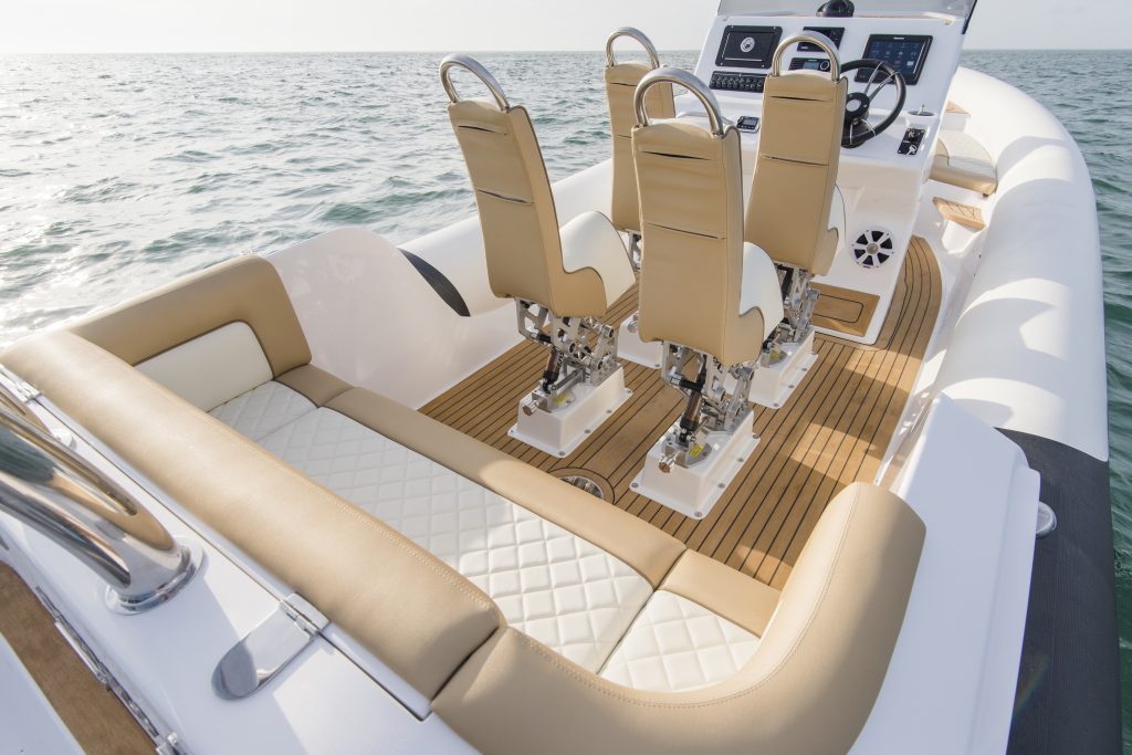 Ribeye Prime 821 sitteplasser - Teak med svart fuging - Ribeye