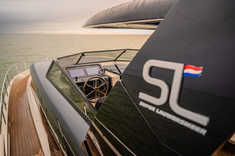 SLX54 sidedekk - Walnut med svart fuging - Super Lauwersmeer