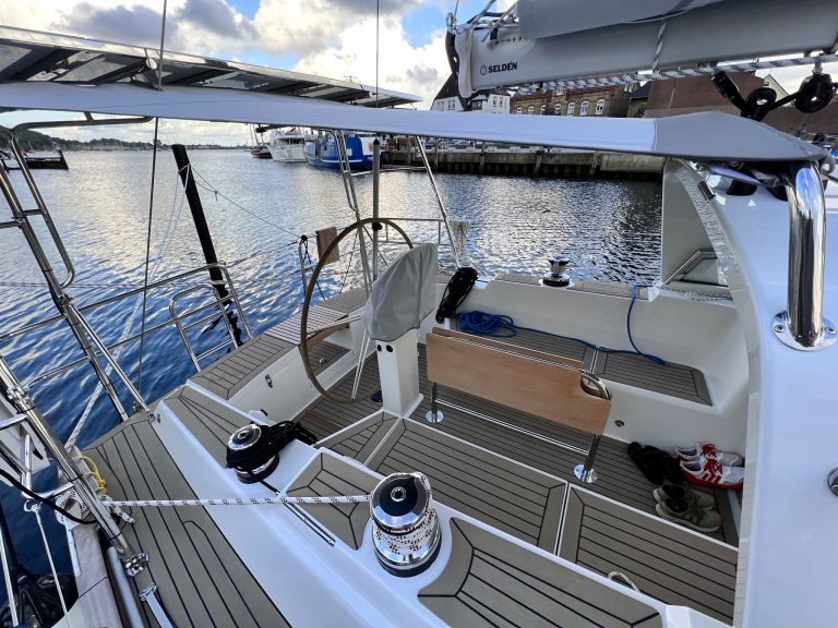 Saare 41.2 innvendig - Weathered med svart fuging - Saare Yachts