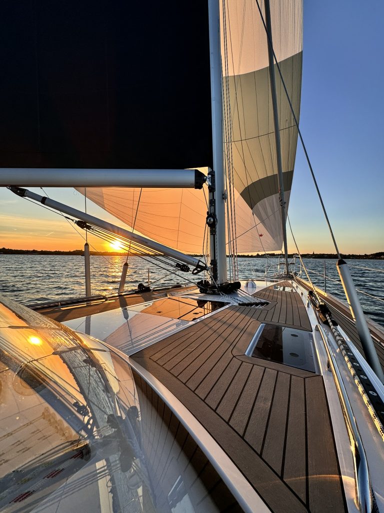 Saare 47 - Teak med svart fuging - Saare Yachts
