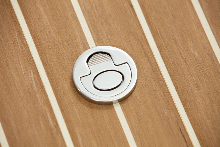 Teak med hvit fuging og kloss - Flexiteek International Ltd