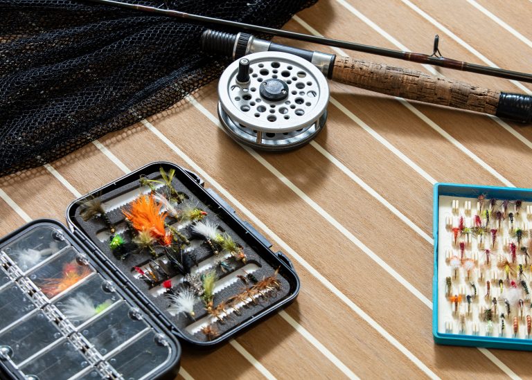 Teak med hvit fugemasse og fiskeelement - Flexiteek International Ltd