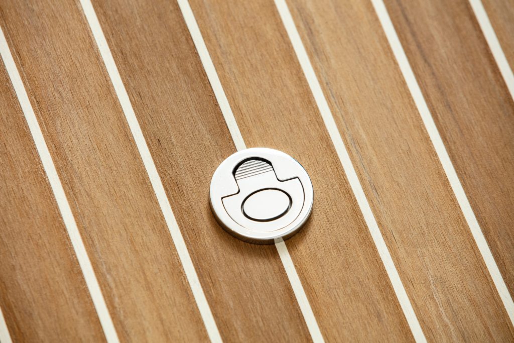 Tritone Teak med hvit fuging og kloss - Flexiteek Flexiteek International Ltd