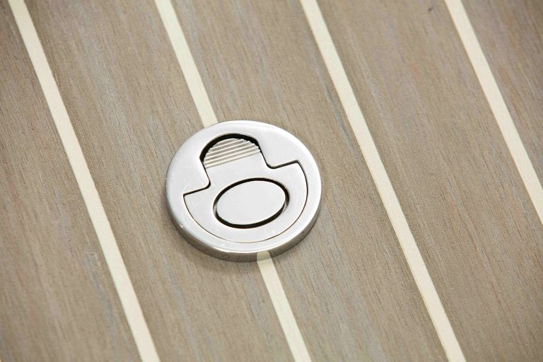 Weathered med hvit fuging og kloss - Flexiteek International Ltd