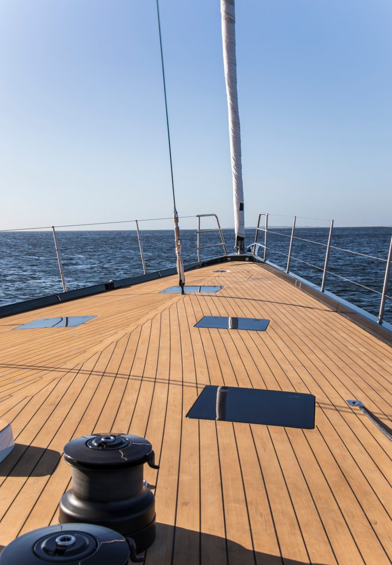 Wolfhound_now Kiwayu - Teak med svart fuging - Southern Wind