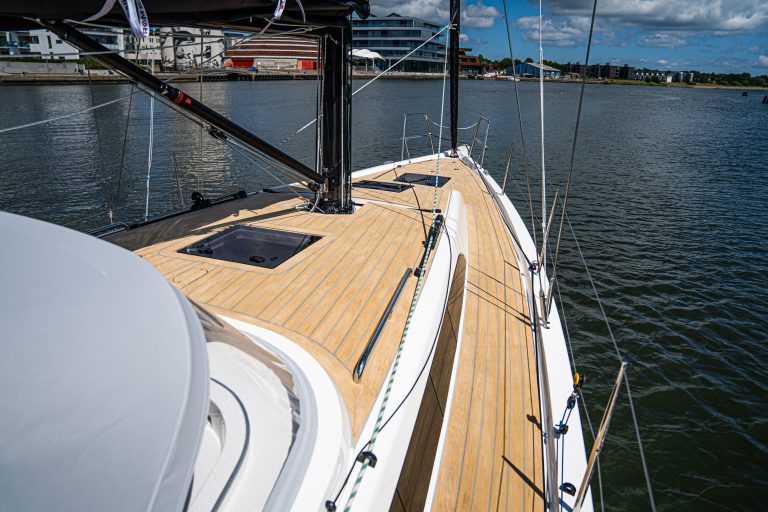 X-Yachts 40 foran på båten - Scrubbed med grå fugemasse - X-yachts