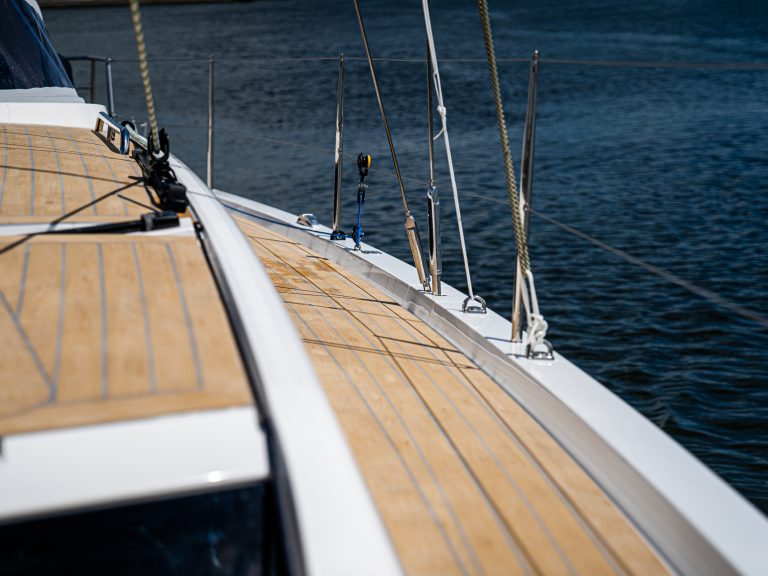 X yachts 40 utstyrt med Scrubbed Flexiteek med grå fuging