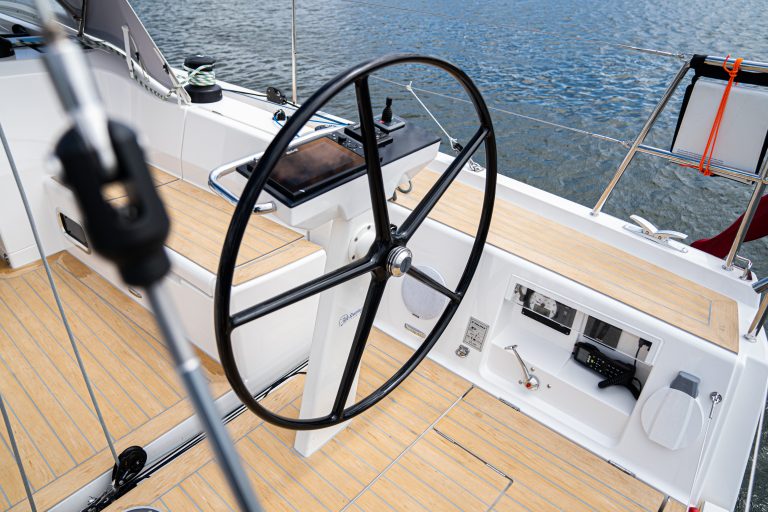 X-Yachts 40-hjul - Scrubbed med grå fuging - X-yachts