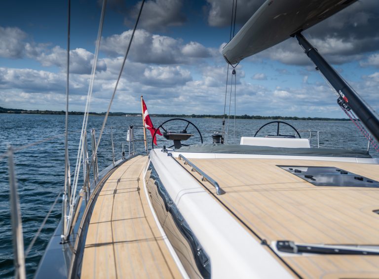 X-Yachts X46 - Scrubbed dekk med grå fuging - X Yachts