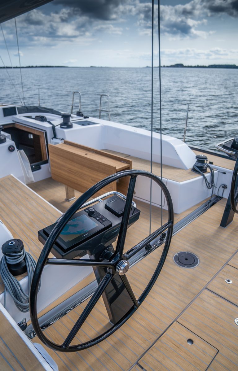 X-Yachts X46 heldekk - Scrubbed med grå fuging - X Yachts