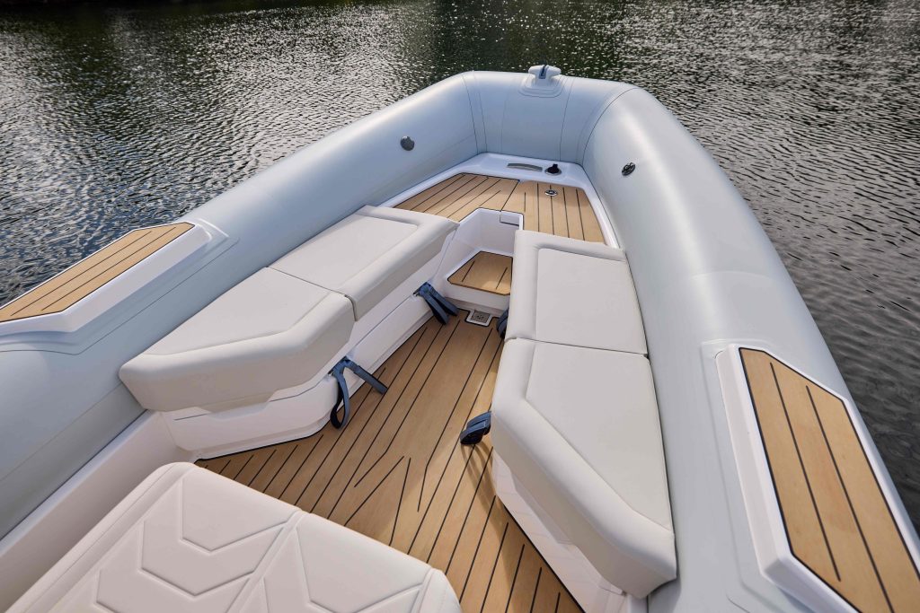 Elektrische EvoJet 70e - Bleached met zwart breeuwwerk - Williams Jet Tenders