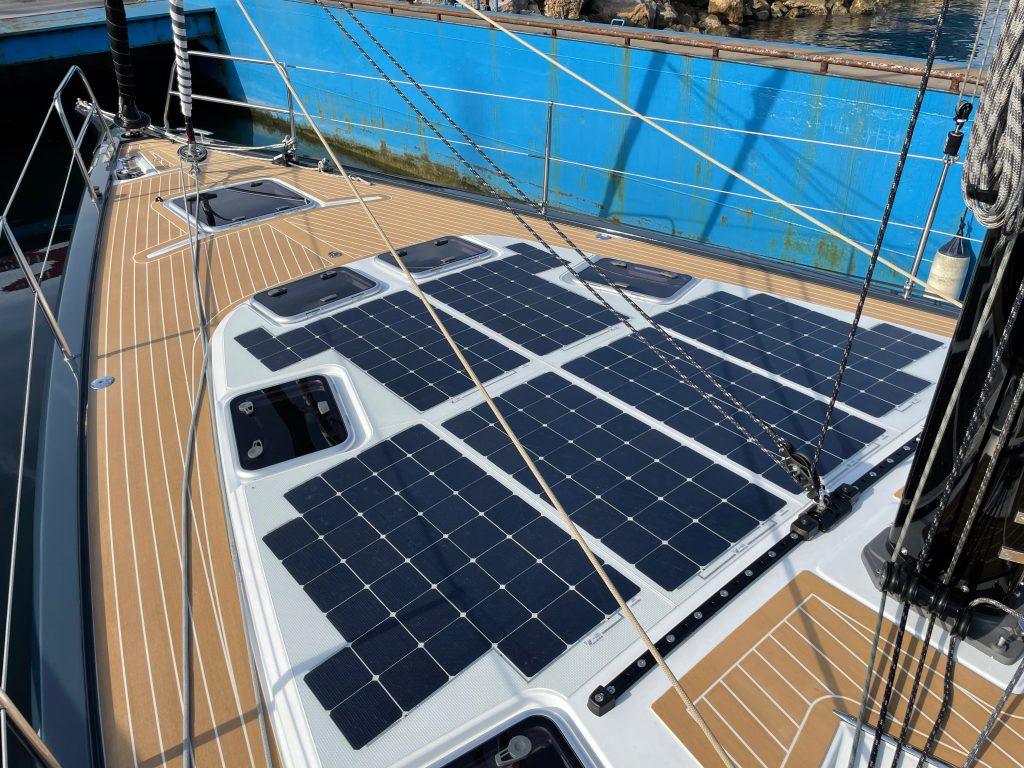Pegasus 50 Electric Oaya - Teak met wit breeuwwerk - Pegasus Yachts