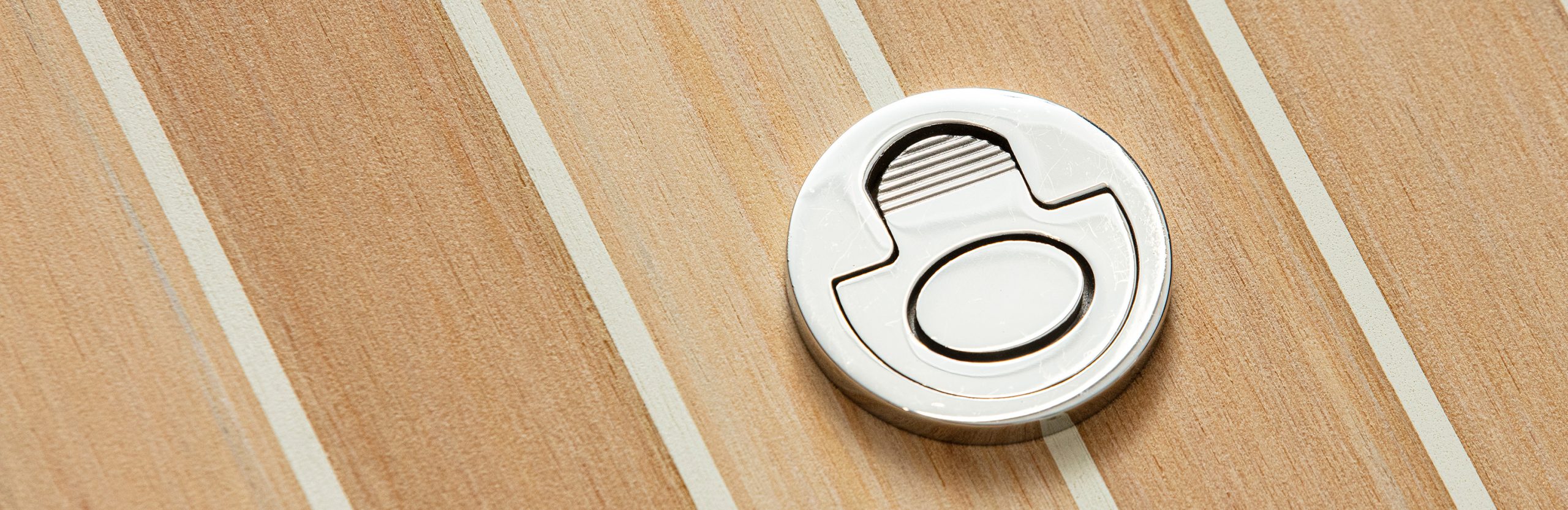 Tritone Ash met wit kitwerk en klang - Flexiteek International Ltd