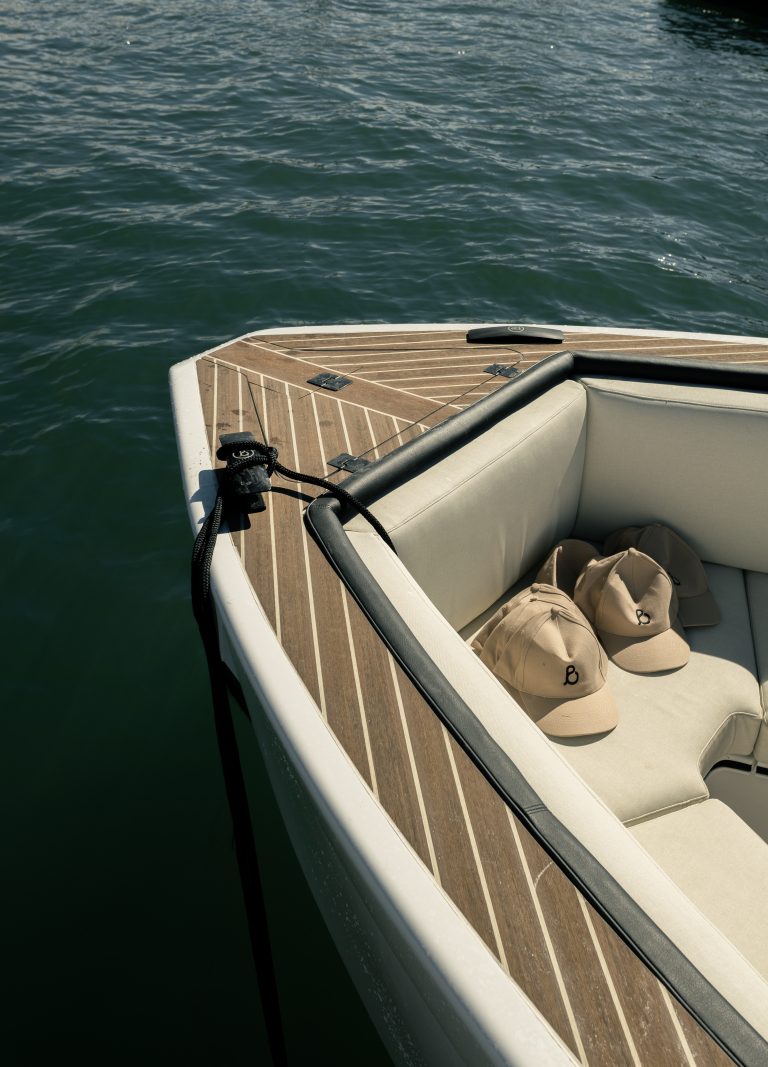 B Craft - Walnut met wit kitwerk - Seven Media House