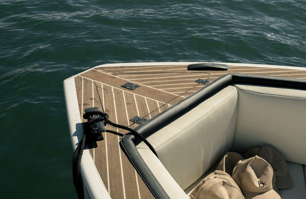 B Craft Boeg - Walnut met wit kitwerk - B Craft