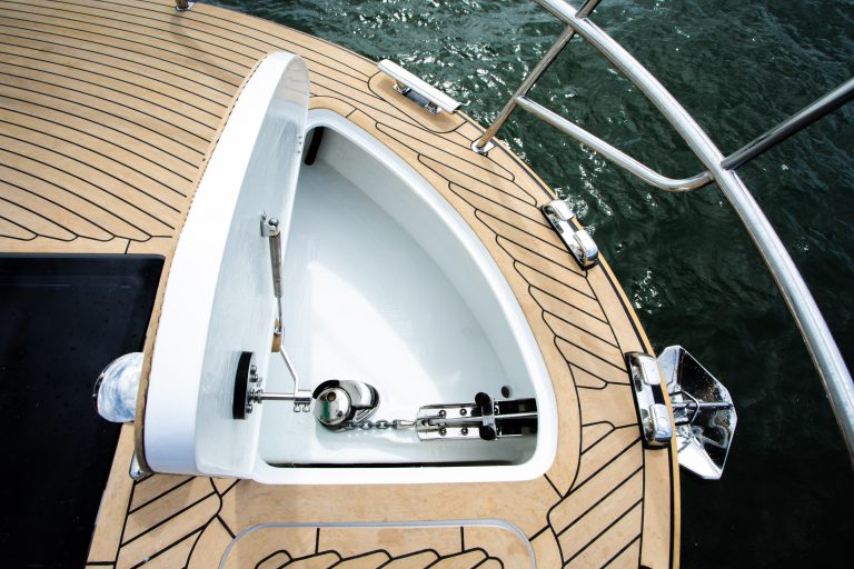 DALE 37 Valegro - van dichtbij Scrubbed met zwarte kit - Dale Sailing