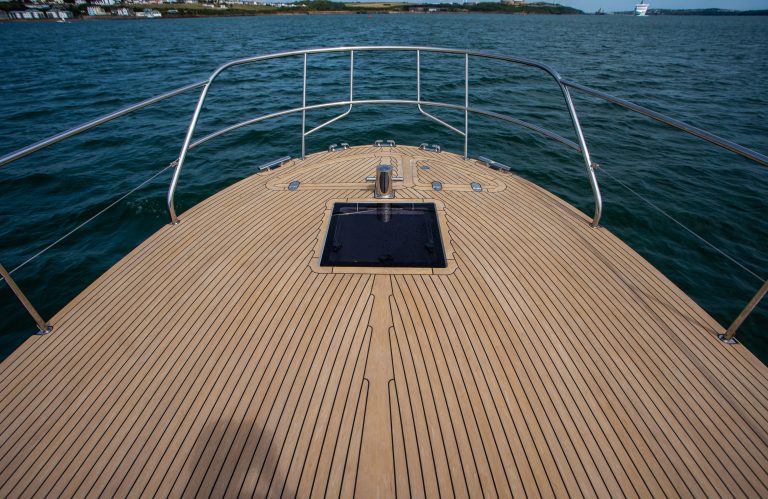 DALE 37 Valegro hoofddek - Scrubbed met zwarte kit - Dale Sailing