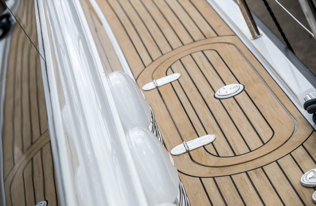 Dale 40 MBY - Dek voorzien van Scrubbed met zwarte kit - Dale Sailing