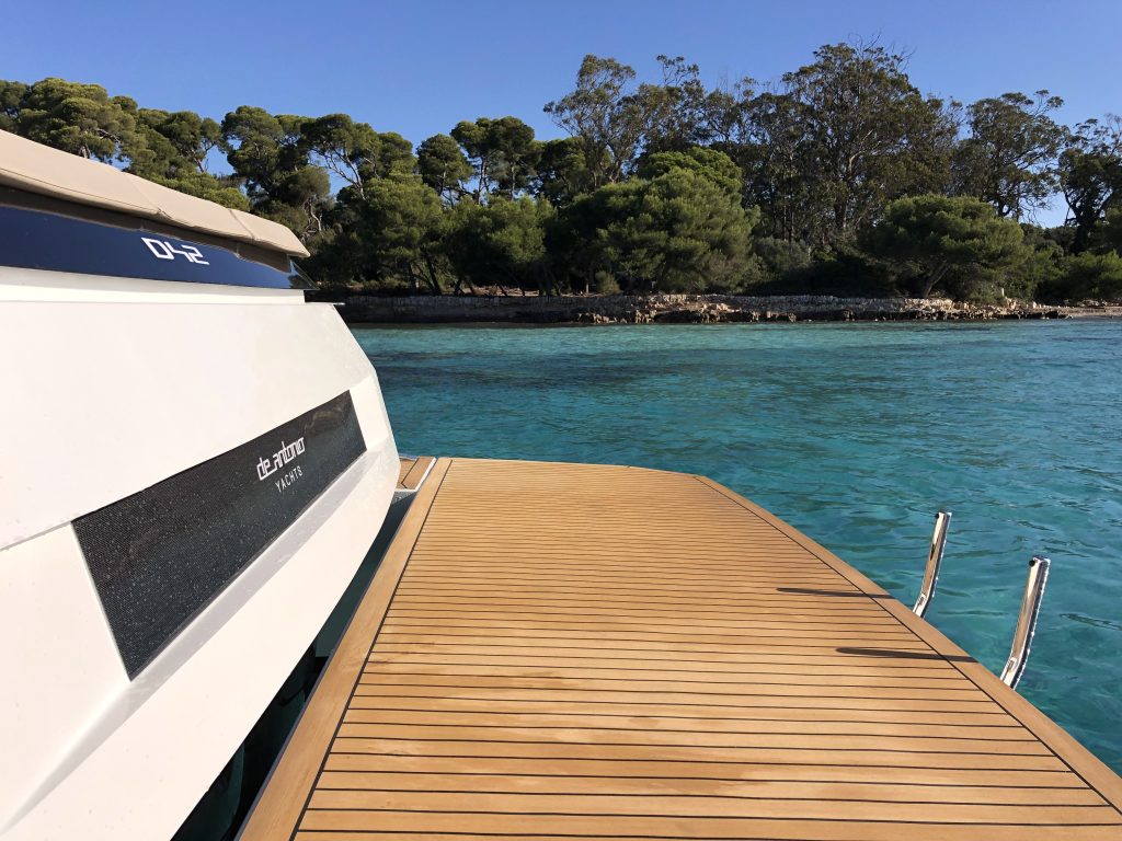 De Antonio Yachts D50 Zwemdek - Scrubbed met witte kit - De Antonio