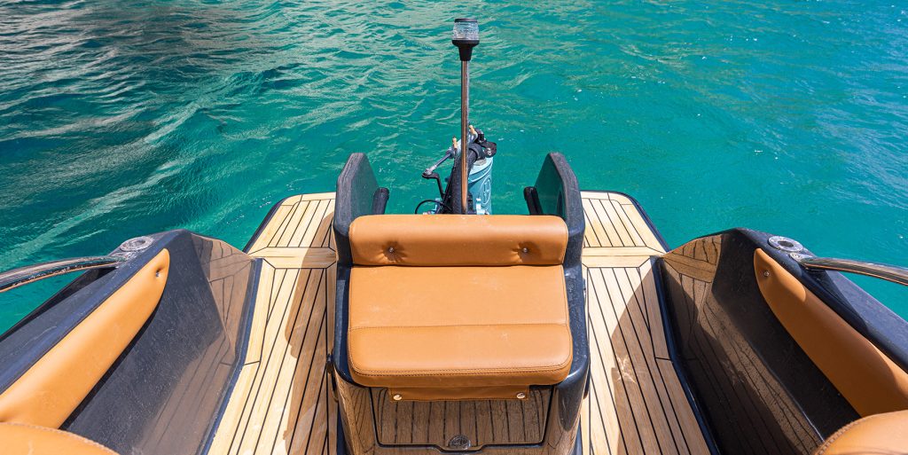 Magonis Achterkant van de boot - Met zwart Scrubbed - Magonis Electriv Boten