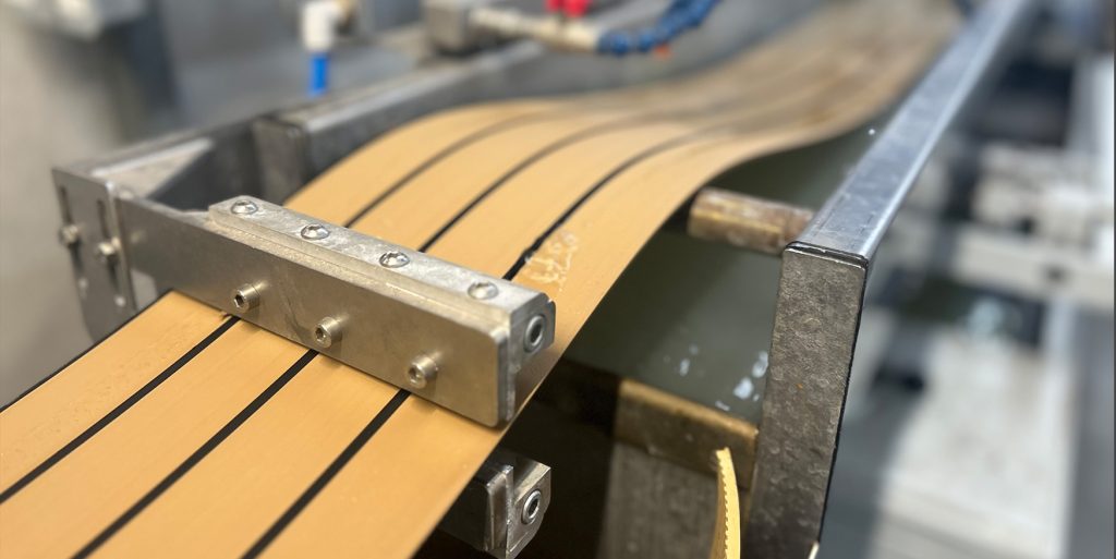 Productie Flexiteek - 4x45mm Teak met zwarte kit